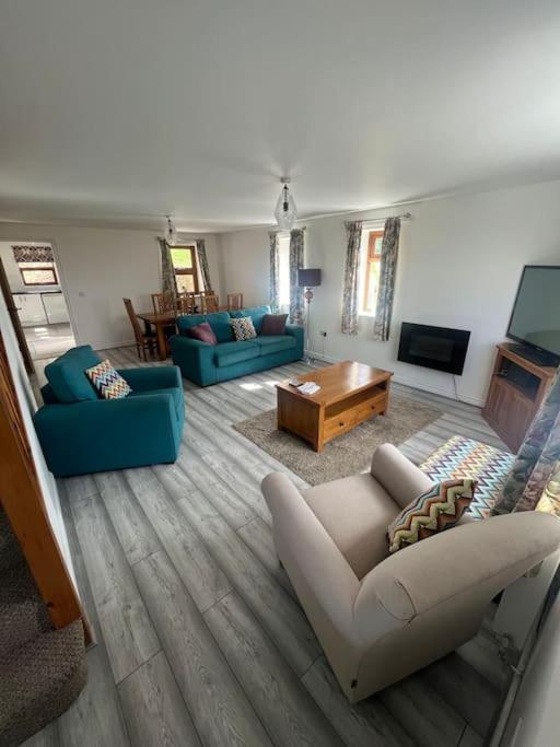 Staycation 3-Bedroom Home With Panoramic Views Free Off Road Parking Endon Exterior photo