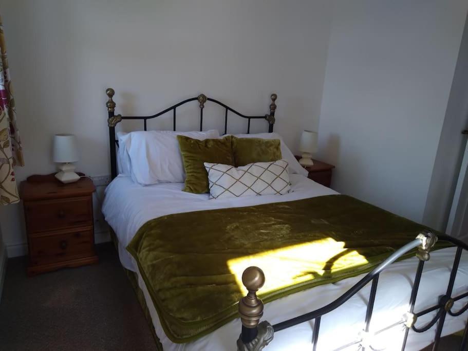 Staycation 3-Bedroom Home With Panoramic Views Free Off Road Parking Endon Exterior photo