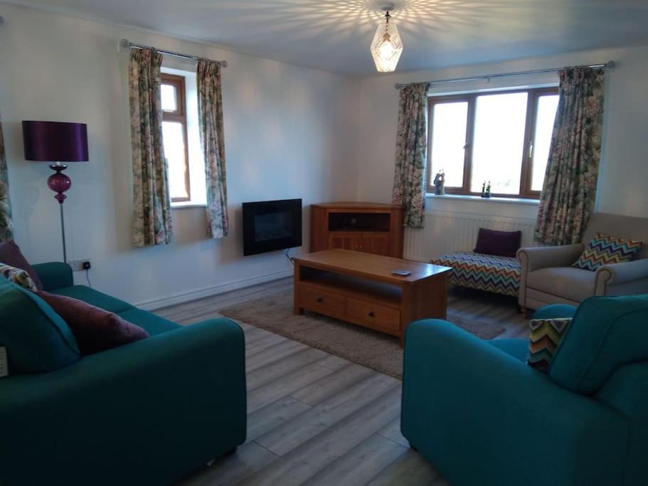 Staycation 3-Bedroom Home With Panoramic Views Free Off Road Parking Endon Exterior photo