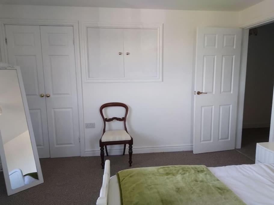 Staycation 3-Bedroom Home With Panoramic Views Free Off Road Parking Endon Exterior photo