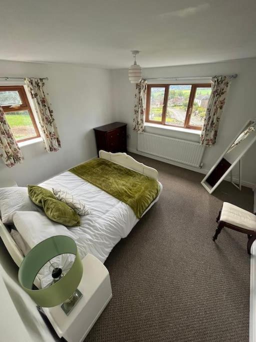 Staycation 3-Bedroom Home With Panoramic Views Free Off Road Parking Endon Exterior photo