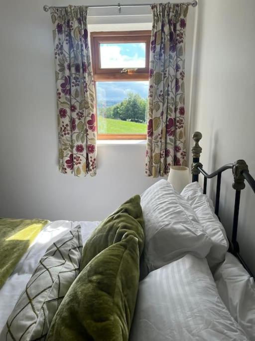 Staycation 3-Bedroom Home With Panoramic Views Free Off Road Parking Endon Exterior photo