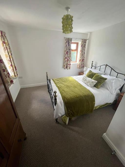 Staycation 3-Bedroom Home With Panoramic Views Free Off Road Parking Endon Exterior photo