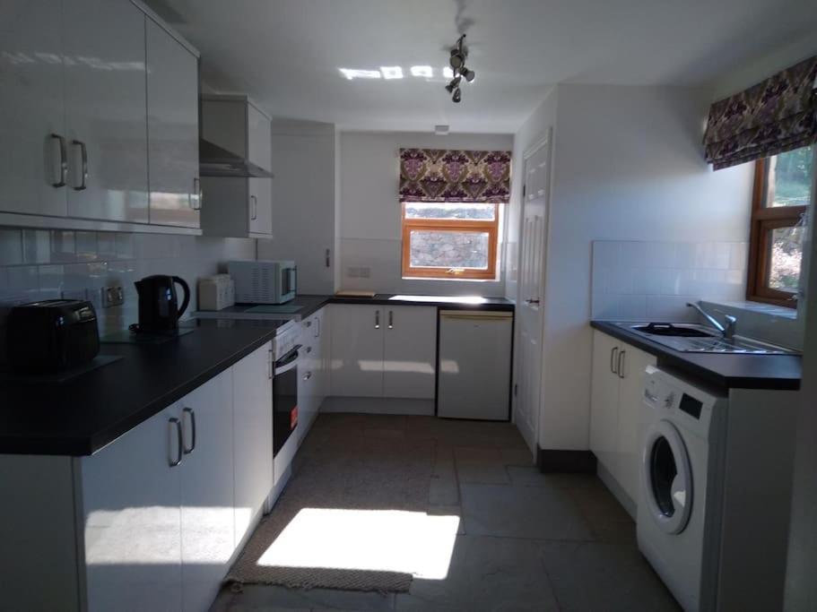 Staycation 3-Bedroom Home With Panoramic Views Free Off Road Parking Endon Exterior photo