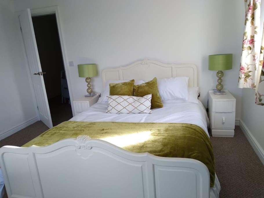 Staycation 3-Bedroom Home With Panoramic Views Free Off Road Parking Endon Exterior photo