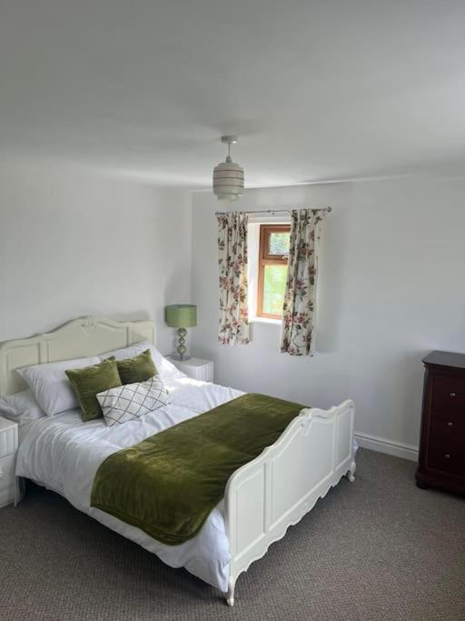 Staycation 3-Bedroom Home With Panoramic Views Free Off Road Parking Endon Exterior photo